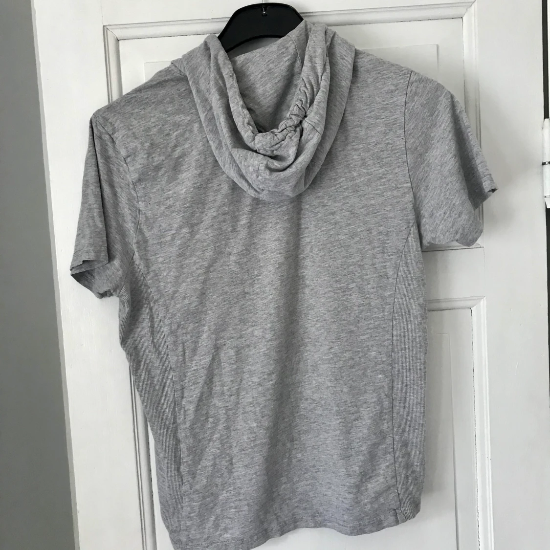 Kortärmad med huva  - 91