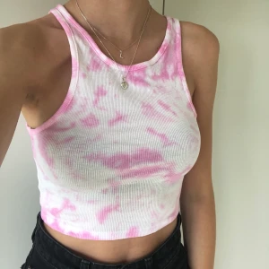 Tie dye färgat linne 3.. - Ett supersnyggt tie-dye färgat linne i en croppad modell. Har aldrig använt så det är nyskick. Frakt tillkommer på 22kr. Eftersom dessa linnen är väldigt populära och många vill köpa är det viktigt att man kan swisha direkt! :) 