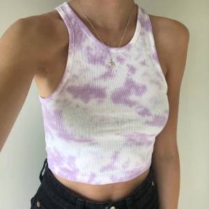 Tie dye färgat linne 8.. - Ett supersnyggt tie-dye färgat linne i en croppad modell. Har aldrig använt så det är nyskick. Frakt tillkommer på 22kr. Eftersom dessa linnen är väldigt populära och många vill köpa är det viktigt att man kan swisha direkt! :) 