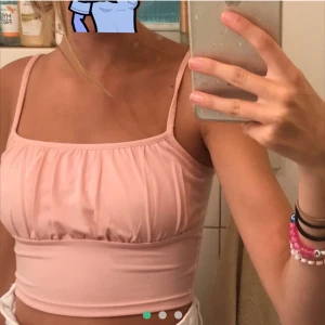 Rosa linne - Säljer detta linnet från H&M, bilden är lånad från Elvira Mardell. Frakt: 25kr ⚡️✨💖