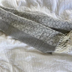 Äkta Calvin Klein sjal/halsduk  - Äkta Calvin Klein sjal/halsduk i nyskick. Använd få gånger. Jätte fin med två olika nyanser grå på varsin sida.Väldigt skönt material som inte är stickigt. Frakt tillkommer🤍
