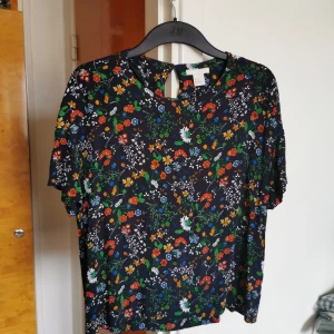 Söt blus från H&M - Blus från h&m, obetydligt använd. Har bara hängt i garderoben. 