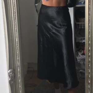 Fin svart silkeskjol - Silkeskjol från Giorgia. Står ingen storlek men motsvarar S