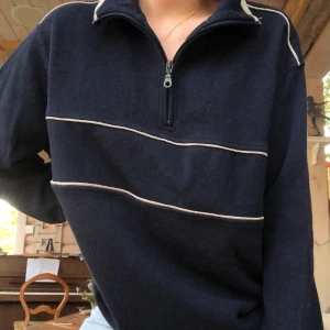 Tröja  - Mörkblå kjocktröja som aldrig används 
