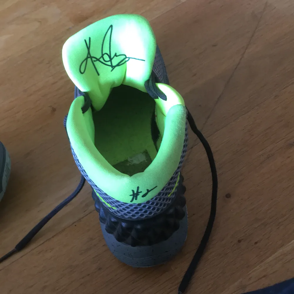 Ett par knappt använd Nike Kylie 1 storlek 42 märkning under skorna 8.13.97 ELISABETH 3.8.96. Skor.