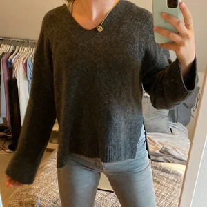 Mörkgrå tröja!  - Denna superfina och sköna säljs nu eftersom den aldrig används! Den har en slits i sidan och är längre där bak än där framme som syns på både bild 2 och 3!! Pris:100kr(priset är inkl frakt!)💕💛