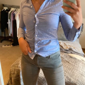 Blå skjorta - Denna superfina skjorta säljs nu eftersom den endast använts 1 gång! För mig som vanligtvis är en 36:a så är den för liten och skulle drf tro att den passar bättre på mindre storlekar! Pris: 100kr(priset är inkl frakt!)