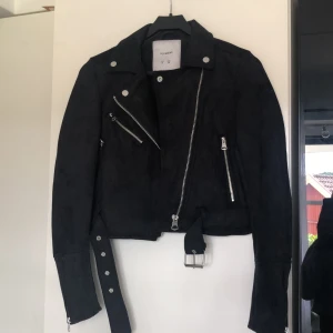 Bikerjacka i mockaimitation - Jacka i mockaimitation, köpt i frankrike, aldrig använd endast testad💫 bilder kan skickas vid intresse, köpare betalar frakt🌸 pris kan alltid diskuteras