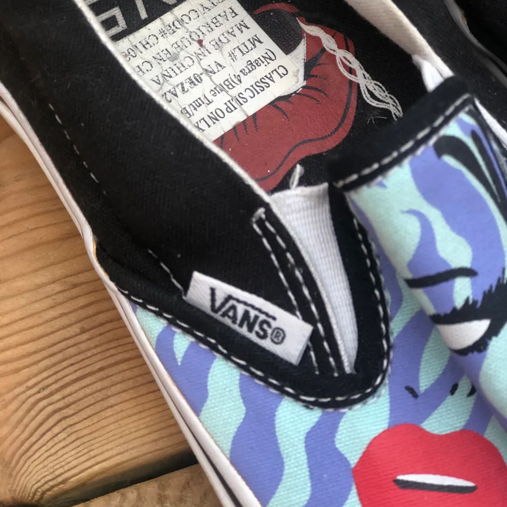 As balla Vans köpta på Second hand! Storlek 37, i fint men använt skick! Säljer då jag är en storlek 36 och dem är lite för stora. 200kr + frakt, priset kan disskuteras 🦋💫. Skor.