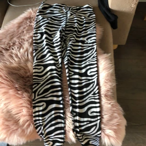 Zebra träningsbyxa - Zebra tränings byxor . Oanvända ! Mjuka o tajta 