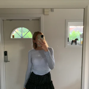 Blå tröja Weekday - Använd 1 gång bara, väldigt fin blå färg och ganska tunn i materialet🦋