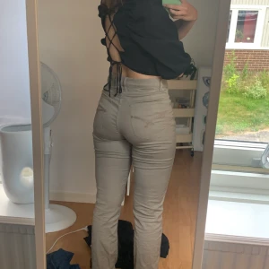 Ljusbruna byxor - Ett par supersnygga ljusbruna byxor, köpta second hand men har inte använt tillräckligt. De är långa i benet och lägger sig snyggt vid foten! Jag är 167cm om det ger en sorts uppskattning av storlek, skriv för fler bilder❣️❣️