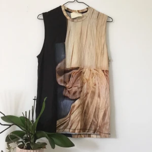 Oversize tanktop från Acne  - Superfin tanktop/ tunika från Acne Studios. Kommit till användning bara någon gång. Toppen har minimalt stänk av vad jag tror är mascara därför säljer jag den billigt.