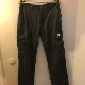 Gråa cargobyxor - Arbetarbyxor från Ica i storlek medium (50)