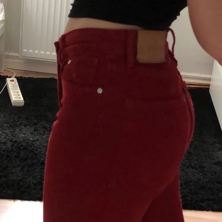 Asballa röda Jeans i straight modell från H&M. Älskar dom men har tyvärr blivit för små för mig. Storlek 26 (motsvarar en XS skulle jag säga). . Jeans & Byxor.