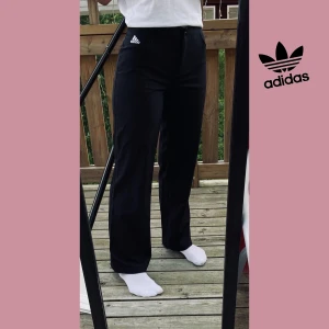 Adidasbyxor - Adidasbyxor med vida ben i mycket fint skick. Stl. 38. Betalning sker via swish. Gratis frakt!🥰