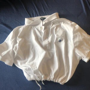 tröja  - säljer denna super snygga tröja. har sytt på en resår. snöret har jag inte klippt av så du kan knyta upp resåren och göra midjan så som du vill. Skulle kunna tänka mig att sälj byxorna också om jag får ett bra pris.☺️ (jag är en xs)