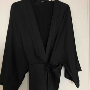  - Omlottblus från bikbok som passar alla tillfällen. Storlek M men passar även en L och säkert även en S. I materialet polyester. 