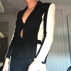 Svartvit kostym från H&M - Stl 36, smal modell med snäv midja och byxor i stuprörsmodell. Köparen står för frakt eller möts upp i GBG✨
