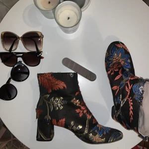 Ascoola boots! - Mönstrade skor från Zara, dragkedja på baksidan och är lite slitna på vissa ställen som bild 3 visar! Skickar gärna fler bilder där det syns🌺🥰 Storlek 39 men skulle säga att dem är lite små i storleken 🌺