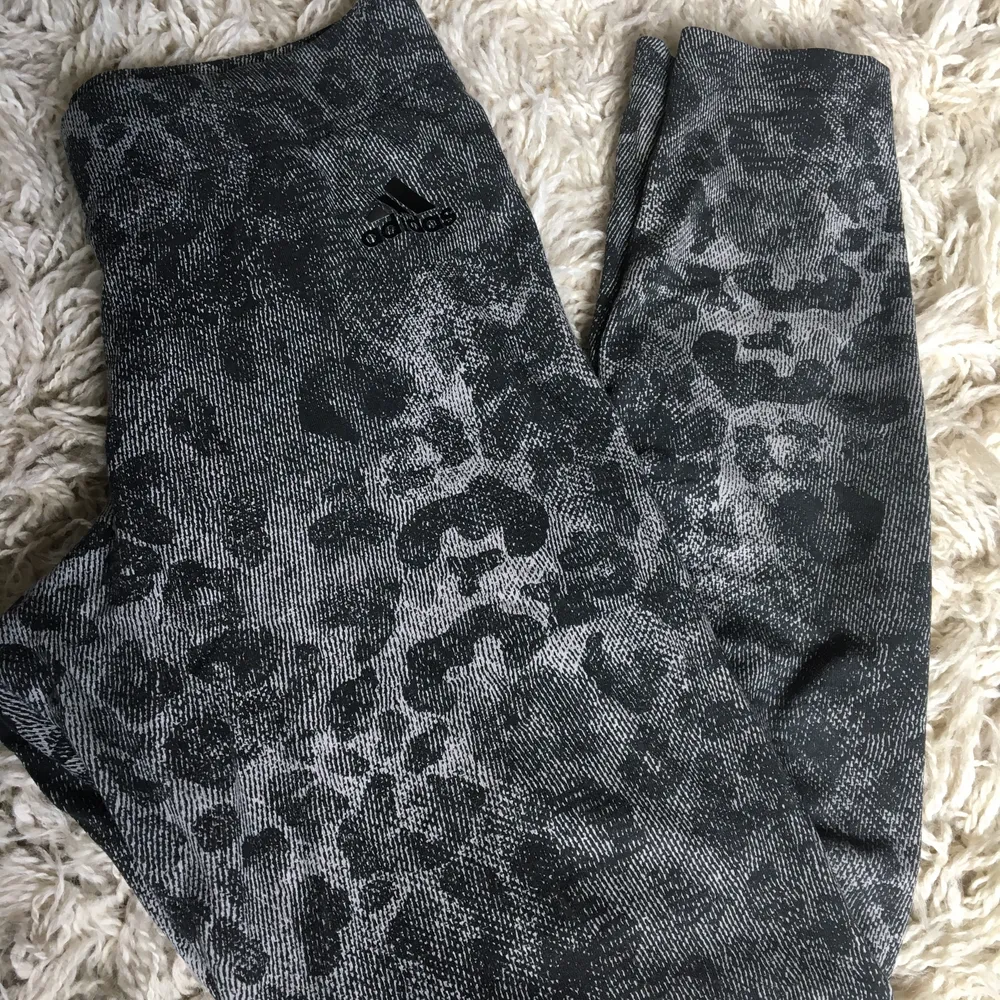Leopardmönstrade tights i grått/svart. Äkta Adidas 🤩 Frakt 49 kr. Övrigt.
