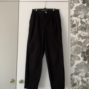 Svarta byxor från asos  - Svara byxor från Asos, perfekt skick då bara använda en gång. Byxorna är ganska små i midjan dock inte liten för en storlek 32, de ser även bra ut när man viker upp dem längst ner. 
