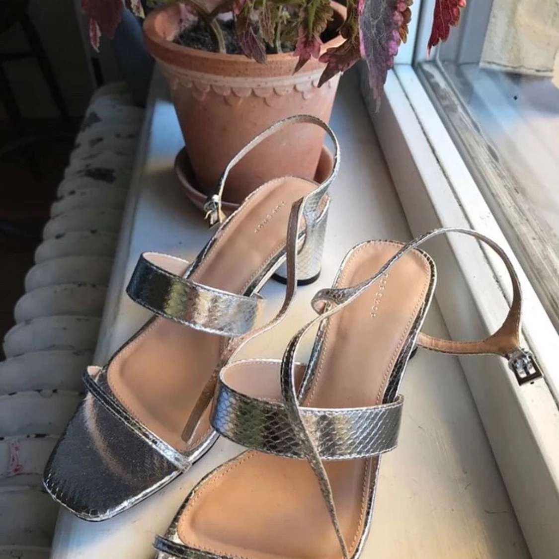 Klackade sandaler i silver  - 90