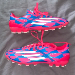 Adidas fotbollsskor (aldrig använda) - Adidas Messi skor som aldrig är använda. Som nya. Köpta för 1500kr. Priset är inkluderat frakt. Storlek 41/en tredje del. 