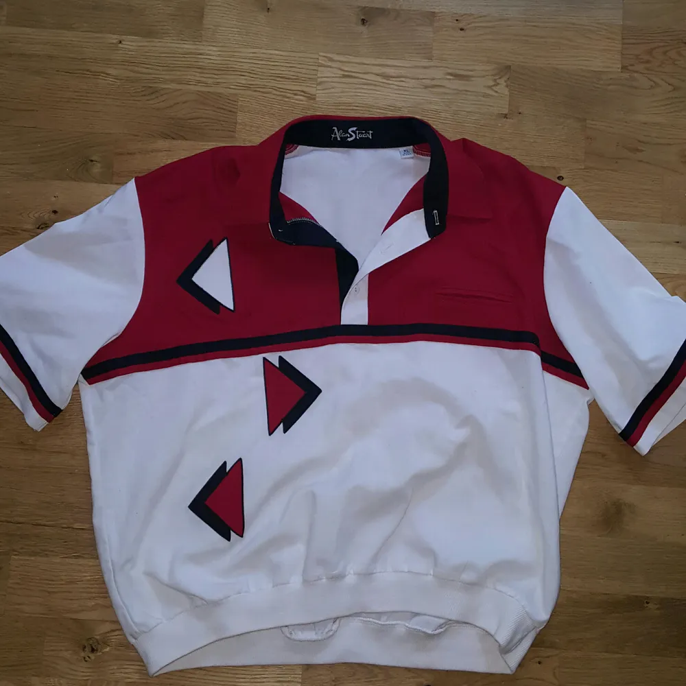 En röd och vit tröja/skjorta som är köpt på Humana i Berlin. Aldrig använd, inga synliga defekter. FRI FRAKT! Kan mötas upp i Stockholm💕🌟. Skjortor.