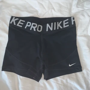 Knappt använda nike shorts - Perfekta nike pro shorts. Har bara använt de några få gånger då de är för små för mig:/ de är i storlek L men passar M också