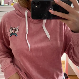 Forever 21 - Skön & cool hoodie från forever 21 köpt i Tyskland. Cool brodering & jätte fin gammalrosa färg 