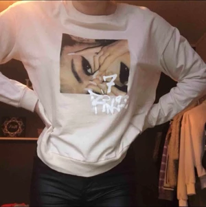 Sweatshirt  - Sweatshirt från hm x ariana grande storlek M 