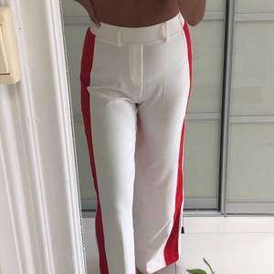 Vita byxor med röd rand. Använt 2 gånger. Köpare står för frakten. 