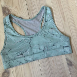 Säljer denna fina blå Sport topp💙 -  Säljer denna fina blå marmor sport topp på grund av att jag inte använda den längre men den är jättefint skick och bara använd två tre gånger💙 Den är väldigt väldigt stretchig