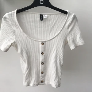 Söt topp från H&m - Supersöt topp från H&m i strl XS som jag endast använt 1 gång! Säljer då jag inte fått användning av den 💕 Jag står för frakt!!