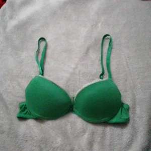 Bh  - En sååå fin BH som tyvär är för liten💖 den har jättefin spets och är lite push upp💖 den sitter så fint värkligen!💖 Storlek är avklippt men skulle gissa på kanske 70A eller något (om du är intreserad så mäter jag och kollar upp noggrannare)💖