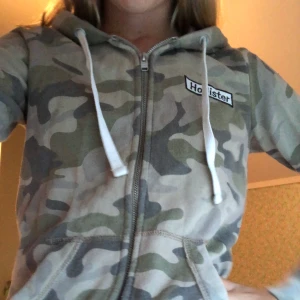 Hollister tröja - Militärfärgad hollister zip-hoodie! Super skönt material. Skriv för fler bilder/info🥰