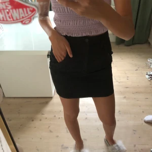 Kjol från Tiger of sweden - Säljer denna fina kjol från Tiger of Sweden. Sitter sjukt bra. Frakt tillkommer📦