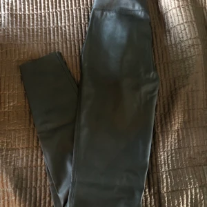 Skinnbyxor - Skinnbyxor från gina med dragkedja på sidan 