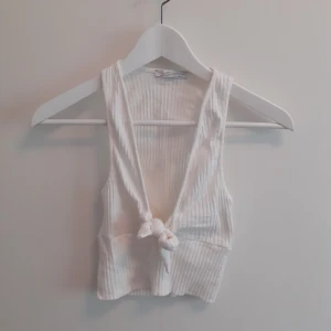 Vit topp - En vit ribbad topp med knytning från zara som jag aldrig använt! 80 kr, frakt ingår🌼