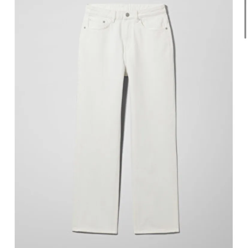 Vita jeans från weekday i modellen Voyage. Slutsålda så hemsidan! 26 i midjan och 30 i längd. Köparen står för frakt!. Jeans & Byxor.