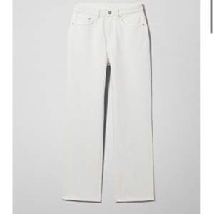 Vita jeans från weekday i modellen Voyage. Slutsålda så hemsidan! 26 i midjan och 30 i längd. Köparen står för frakt!