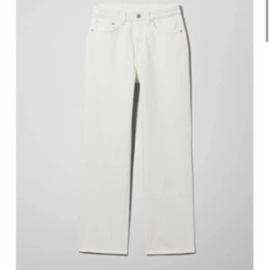 Vita Jeans - Vita jeans från weekday i modellen Voyage. Slutsålda så hemsidan! 26 i midjan och 30 i längd. Köparen står för frakt!