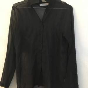Genom skinlig svart skjorta, strlk S. Säljer den för 20kr! Kan lämnas ut i Malmö annars tillkommer en fraktsumma!
