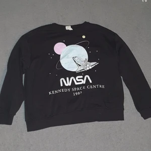 Mysig långärmad tröja med rymd tema - Använd 1 gång så fortfarande som ny mjuk och varm, köpt på h&m .köparen betalar frakt  66kr:)