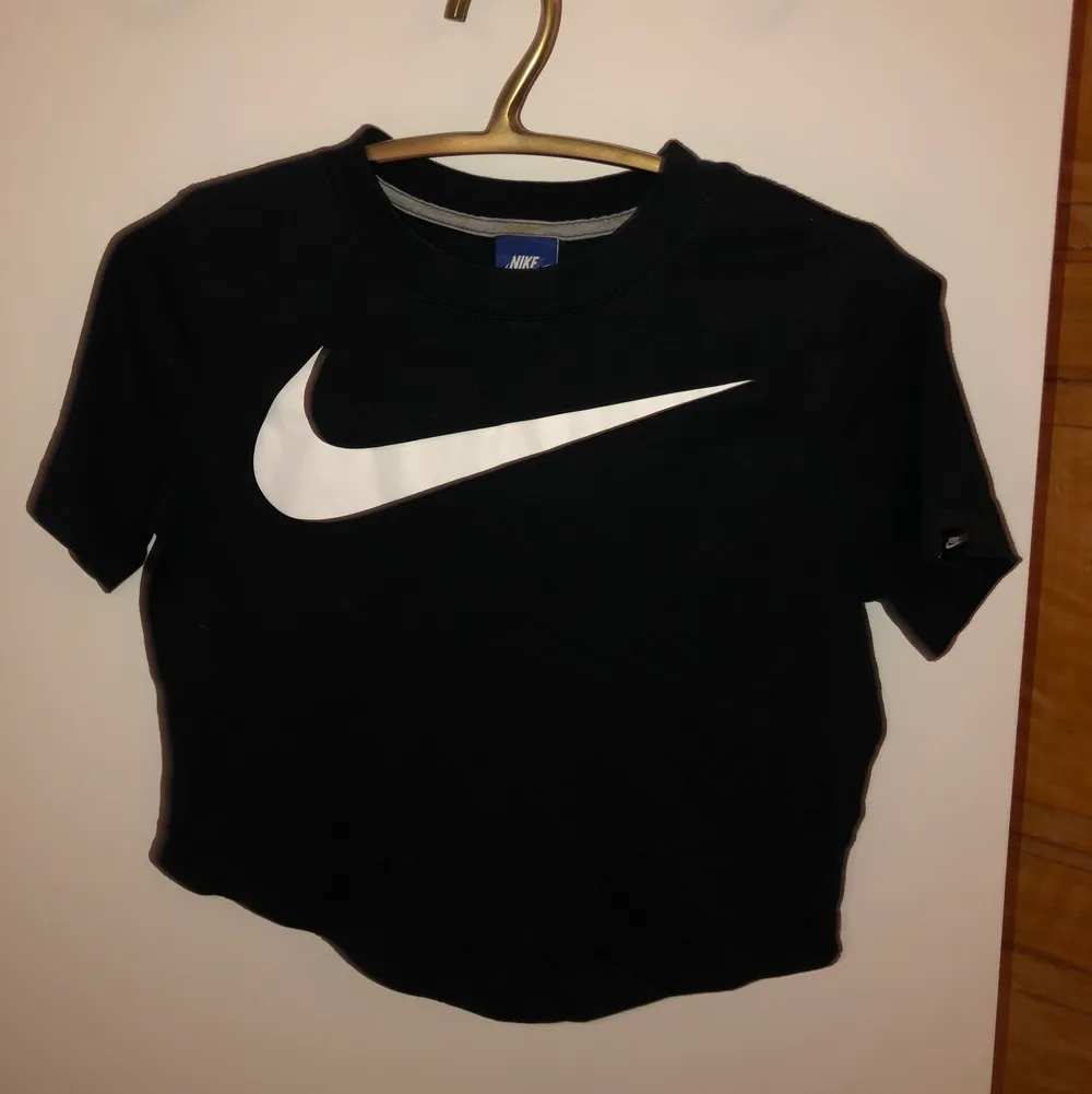 Nike t-shirt i bra skick, använt enstaka gånger. Storlek S men hade passat m också. 150kr exkl. frakt. T-shirts.