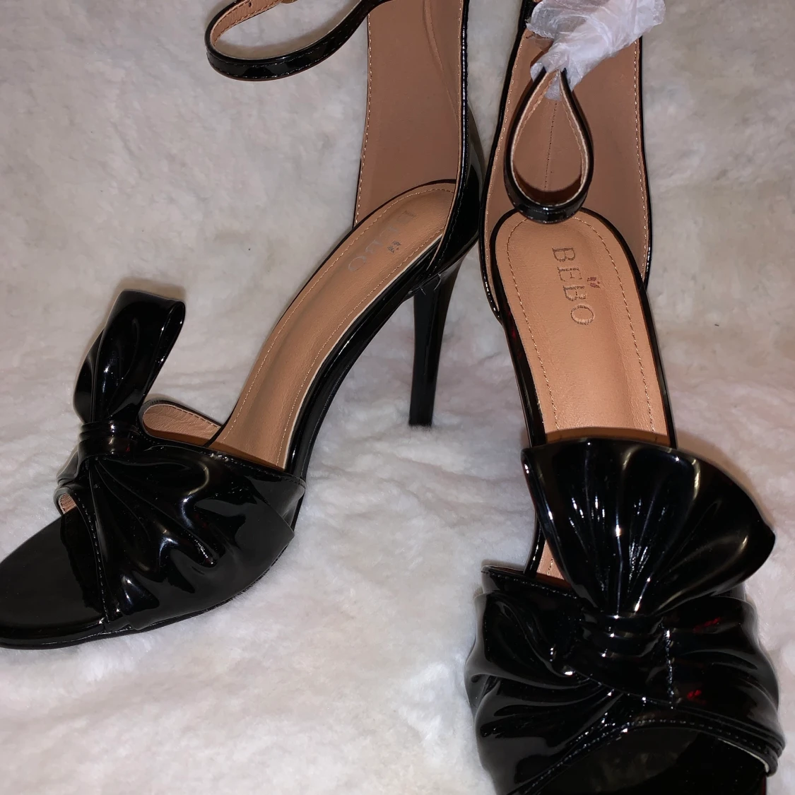 högklackade svarta skor