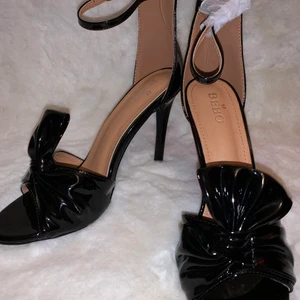 högklackade svarta skor  - ett par nya högklackade skor, storlek 40. aldrig använda, köpte dem några månaders sen och har bara stått i garderoben.