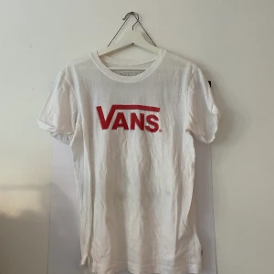 Vans t-shirt - Jätteskön och luftig Vans-tröja i bra skick. Köptes för ett par år sen men har legat oanvänd i garderoben länge nu. Så fin!
