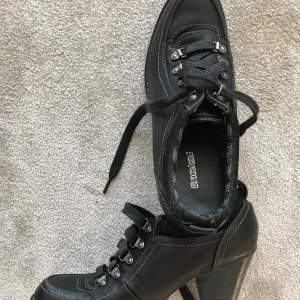 Vintage stil - Stl 38. Ca 7 cm klack. Begagnade men ej ofräscha som synes. 